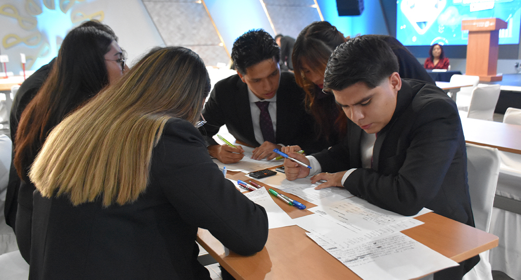 Universitarios compiten en el Maratón del conocimiento de Auditoría