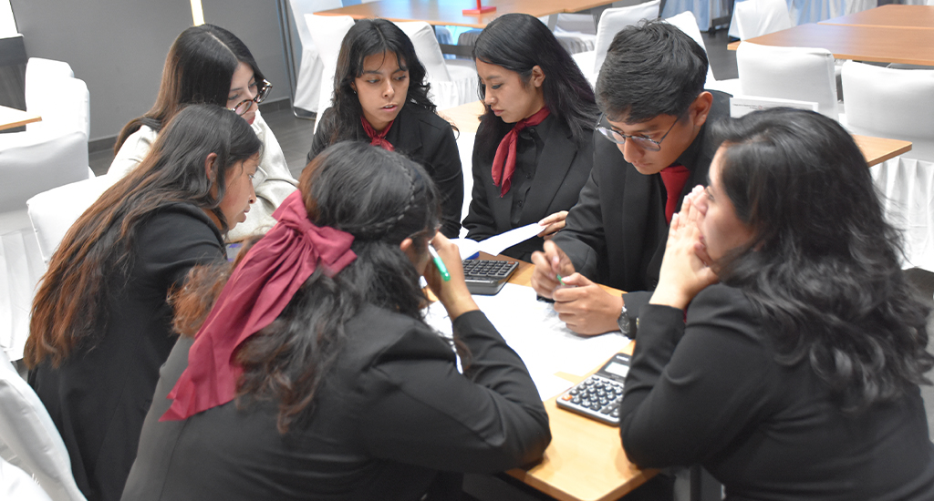 Universitarios compiten en el Maratón del conocimiento de Auditoría
