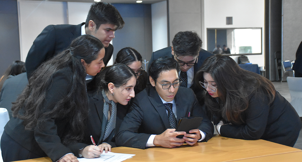 Universitarios compiten en el Maratón del conocimiento de Auditoría